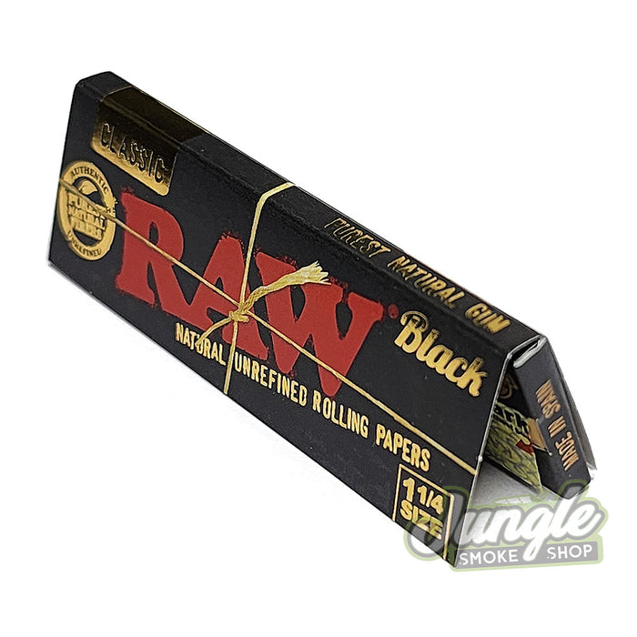 RAW Black Classic Rolling Papers 1 1/4